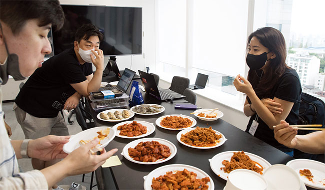 8월 13일 오후, 서울 역삼동 컬리 본사에서 김슬아(오른쪽 첫 번째) 대표가 직원들과 함께 판매할 제품을 시식해보고 있다. 사진 조선일보 DB