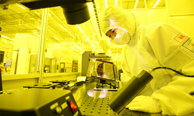 삼성전자 반도체 엔지니어가 개발 제품을 확인하고 있다. 사진 삼성전자