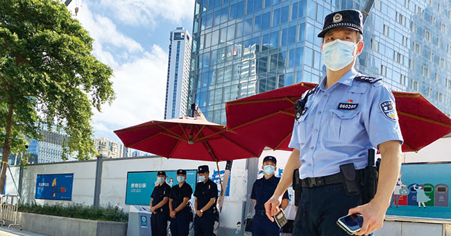 헝다그룹의 광둥성 선전 본부 앞에 9월 23일 공안과 경비원들이 배치돼 있다. 사진 AP연합