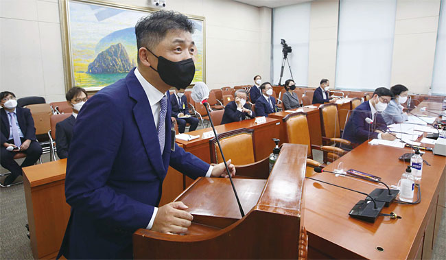 김범수 카카오 이사회 의장이 10월 5일 서울 여의도 국회에서 열린 국회 정무위원회 국정감사에 증인으로 출석해 발언하고 있다. 사진 연합뉴스