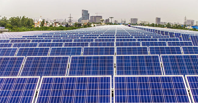 인도 우타르 프라데시(Uttar Pradesh)주에 설치된 태양광 발전 패널. 사진 블룸버그