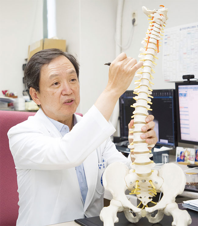 김태환 한양대 의대 류마티스병원장 한양대 의대, 고려대 의대 박사, 현 대한류마티스학회장, 전 척추관절염 연구회 회장 / 사진 한양대 의대