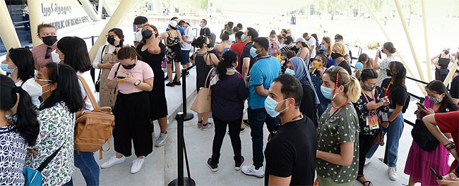 ‘2020 두바이 엑스포’ 한국관 앞에서 외국인 관람객들이 입장을 위해 대기하고 있다. 엑스포 개최 첫날인 10월 1일(현지시각) 오후 2시부터 10시까지 엑스포를 찾은 전체 관람객은 5만3000여 명, 한국관에는 3200여 명이 다녀갔다. 사진 코트라