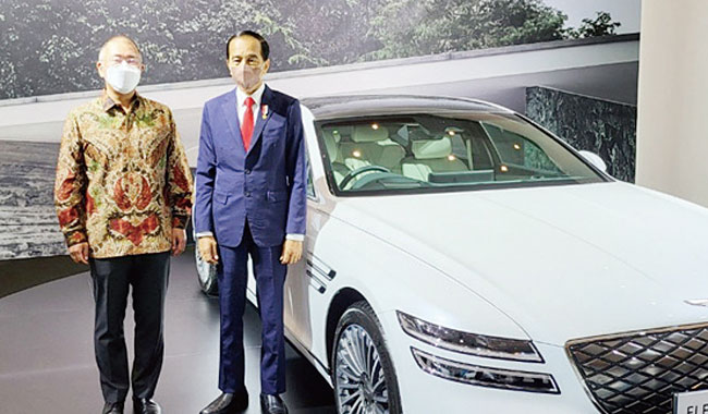 정의선(왼쪽) 현대차그룹 회장이 조코 위도도 인도네시아 대통령과 제네시스 첫 전기차 ‘G80 전동화 모델’ 앞에서 기념 촬영을 하고 있다. 사진 현대차그룹