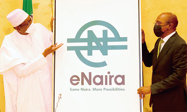 10월 25일 나이지리아 수도 아부자에서 열린 디지털 화폐 ‘e나이라’ 도입 행사에 고드윈 에메피엘레(왼쪽) 중앙은행장과 모하마두 부하리 대통령이 참석해 e나이라 로고를 보여주고 있다. 사진 AP연합