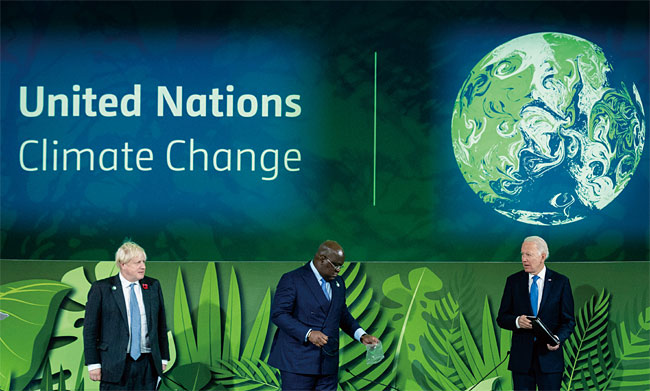 왼쪽부터 11월 2일 유엔기후변화협약 당사국총회(COP26)에 참석한 보리스 존슨 영국 총리, 펠릭스 치세케디 콩고 대통령, 조 바이든 미국 대통령. 사진 AP연합