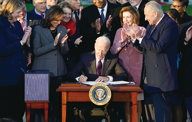 조 바이든 미국 대통령이 11월 15일 워싱턴 D.C. 백악관에서 인프라 투자 법안에 서명하고 있다. 사진 AP연합