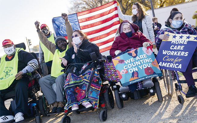 사회복지 지출 법안을 지지하는 시위대가 11월 16일 미국 워싱턴 D.C.에서 행진하고 있다. 사진 블룸버그