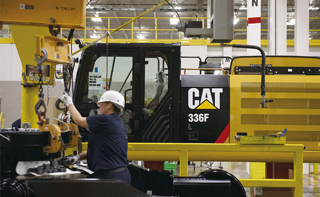 미국 텍사스주에 있는 건설 장비 제조 업체 캐터필러 직원들이 굴삭기를 조립하고 있다. 사진 블룸버그