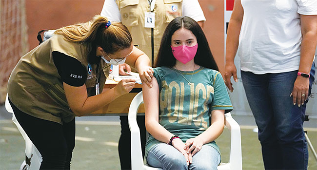 파라과이의 수도 아순시온에 있는 국립대학에서 한 여성이 코로나19 화이자 백신을 맞고 있다. 사진 AP연합