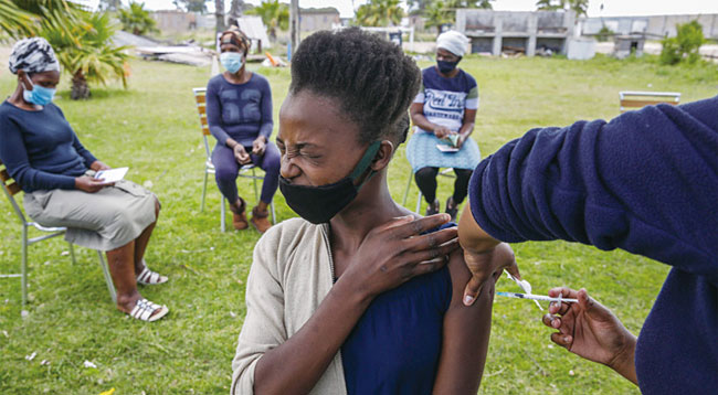 11월 30일 오미크론이 처음 보고된 남아프리카공화국에서 한 여성이 백신을 접종하고 있다. 사진 블룸버그