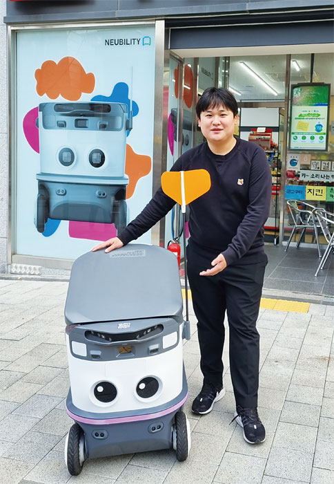 이상민 뉴빌리티 대표가 11월 22일 서울 서초동 세븐일레븐 매장 앞에서 자율주행 배달 로봇 ‘뉴비’를 소개하고 있다. 사진 윤희훈 기자