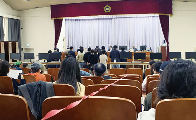 5월 6일 서울중앙지법 211호 경매 법정에 투자자들이 몰려 있다. 사진 김효선 기자