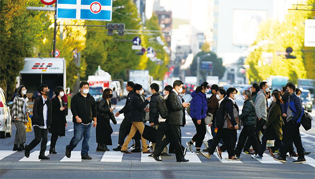 12월 3일 일본 도쿄에서 마스크를 쓴 사람들이 횡단보도를 건너고 있다. 사진 AP연합