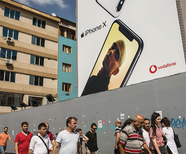 터키 이스탄불 시내에 설치된 애플 아이폰 광고판. 사진 블룸버그