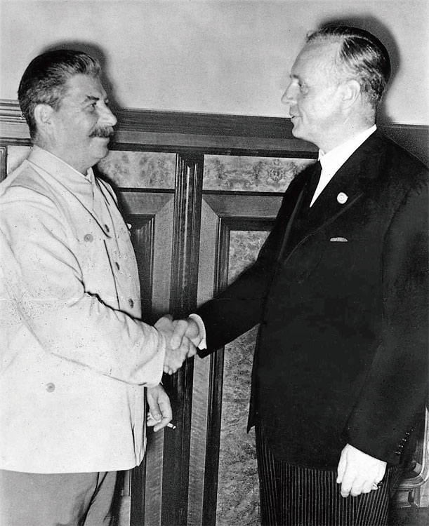 1939년 8월 23일. 불가침조약을 체결하기 위해 모스크바를 방문해 스탈린(왼쪽)과 면담하는 독일 외상 리베트로프. 견원지간이던 양국은 순식간 동맹국이 됐다. 이를 믿고 스탈린은 독·소 전쟁 징후를 무시했다. 사진 위키피디아