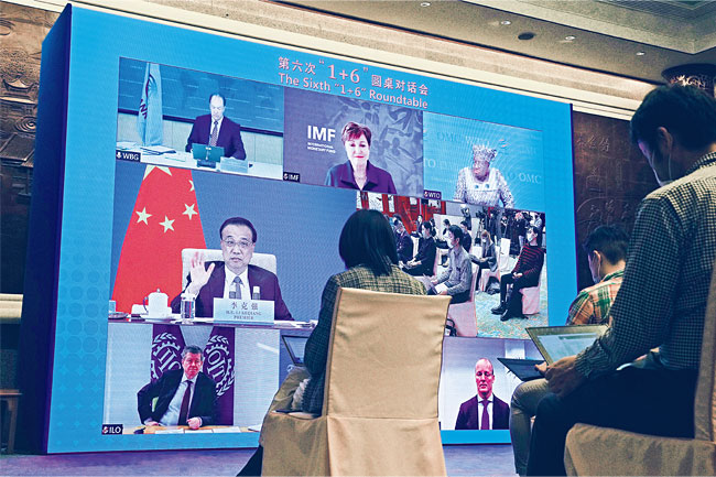 크리스탈리나 게오르기에바 국제통화기금(IMF) 총재는 12월 6일(현지시각) ‘1+6 라운드 테이블’에서 세계 경제 회복을 위한 중국의 역할을 강조하면서도 개발도상국에 대한 글로벌 지원을 주문했다. 사진 AP연합