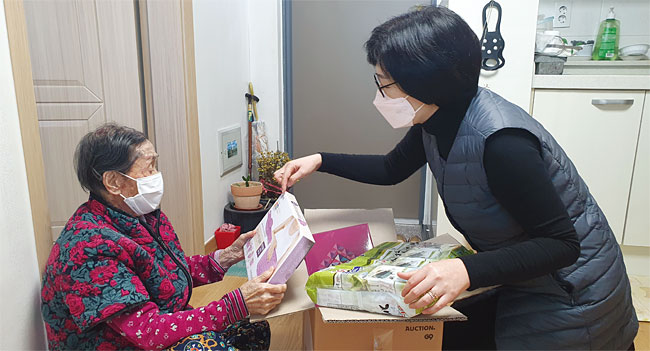 이베이코리아가 올해 입점 브랜드와 진행한 ‘덕분에스마일’ 캠페인을 통해 독거노인에게 먹거리, 세제, 치약 등이 담긴 생필품 키트를 전달하고 있다. 사진 이베이코리아