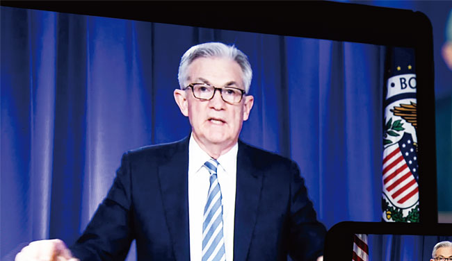 제롬 파월 미국 연방준비제도 의장이 12월 15일(현지시각) 연방공개시장위원회(FOMC) 정례회의 이후 온라인 기자회견을 하고 있다. 사진 블룸버그