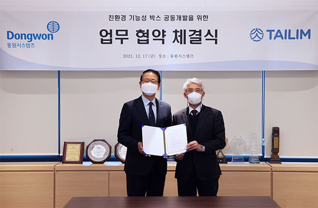조점근(왼쪽) 동원시스템즈 대표와 이복진(오른쪽) 태림포장 대표가 12월 17일 친환경 박스 공동 개발을 위한 업무협약(MOU)을 맺고 기념 사진 촬영을 하고 있다. 사진 글로벌세아