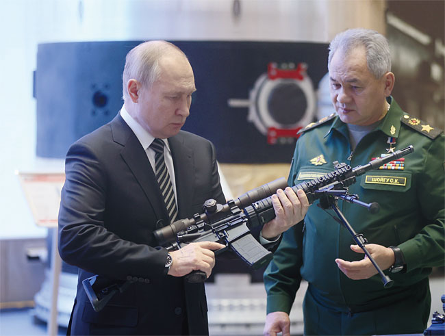 블라디미르 푸틴(왼쪽) 러시아 대통령이 2021년 12월 21일 모스크바의 국가 국방통제센터에서 열린 국방부 확대 간부회의에 참석한 뒤, 세르게이 쇼이구 국방장관과 함께 군용품 전시회장을 방문했다. AP연합