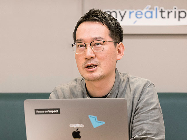이동건 마이리얼트립 대표 고려대 경영학 학사, 크라우드 펀딩 스타트업 ‘콘크리트(CoNCreate)’ 창업 / 이동건 마이리얼트립 대표가 코로나19 시대 여행 업체의 생존법에 대해 이야기하고 있다. 사진 김지호 조선일보 기자