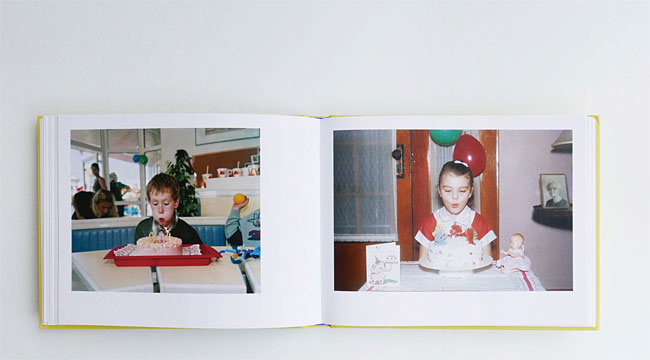 저자는 책의 왼쪽 페이지에 마틴 파의 사진을, 오른쪽 페이지에 어노니머스 프로젝트의 사진을 실었다. 모두 일상에서 포착된 재미난 장면들로 소재, 구성, 색감 등이 서로 닮았다. 사진 김진영