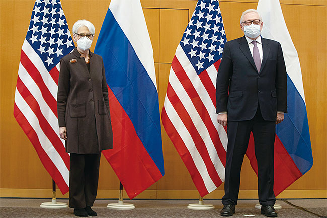 웬디 셔먼(왼쪽) 미 국무부 부장관과 세르게이 랴브코프 러시아 외무부 차관이 1월 10일 스위스 제네바에서 우크라이나 사태와 관련한 미·러 안보 회의에 앞서 사진 촬영을 하고 있다. 사진 미 국무부
