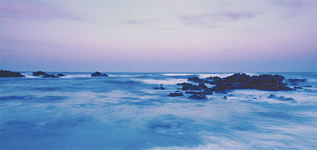 용추곶의 거친 파도. 사진 최갑수