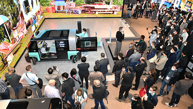 올 1월 미국 라스베이거스에서 개최한 세계 최대 정보기술·가전 박람회 ‘CES 2022’에서 업계 관계자들이 현대모비스의 연료전지 기반 공유형 콘셉트 ‘엠비전 투고(M.Vision To Go)’ 발표회를 관람하고 있다. 사진 현대모비스
