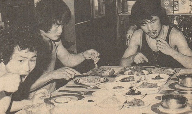 (왼쪽부터)복싱선수 장정구, 이일복, 김철호씨가 워커힐 합숙소에서 식사하고 있다. 사진 조영섭 ‘문성길 복싱다이어트클럽’ 관장