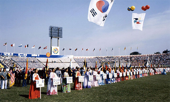 1978년 9월 27일 서울운동장(2008년 폐장한 동대문운동장)에서 열린 제42회 세계사격선수권대회 개회식에 선수단이 도열해 있다. 사진 국가기록원