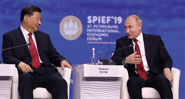 시진핑(왼쪽) 중국 국가주석과 블라디미르 푸틴 러시아 대통령이 2019년 6월 상트페테르부르크 국제경제포럼에서 만나 대화를 나누고 있다. 사진 블룸버그
