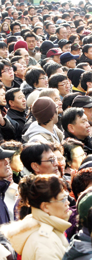 선거철마다 똑같은 일이 반복된다. 이번 대선에서도 지난날과 다름없이 걸러지지 않은 말들이 무수히 들려온다. 사진은 과거 어느 대선 유세장에 운집한 군중이 후보를 바라보는 모습. 사진 조선일보 DB