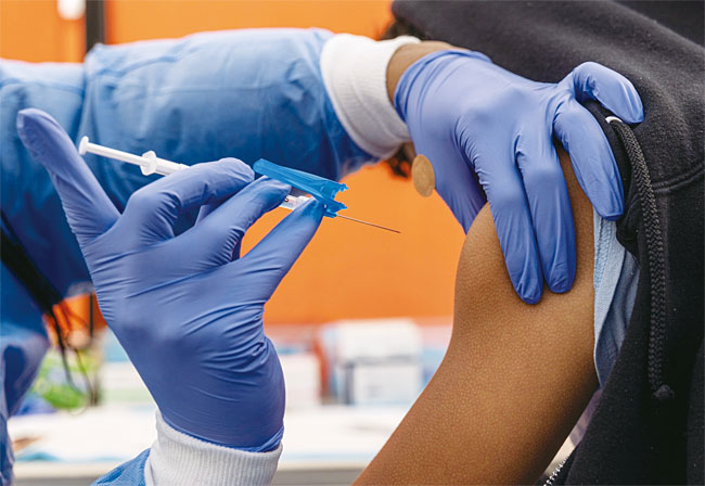 1월 10일(현지시각) 미국 캘리포니아주 샌프란시스코 코로나19 검사 및 예방접종센터에서 한 시민이 코로나19 백신 접종을 받고 있다. 사진 블룸버그