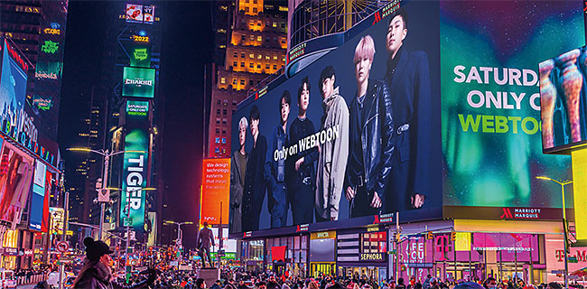 BTS를 모티브로 한 네이버웹툰 ‘세븐페이츠: 착호’의 뉴욕 타임스스퀘어 옥외 광고. 네이버