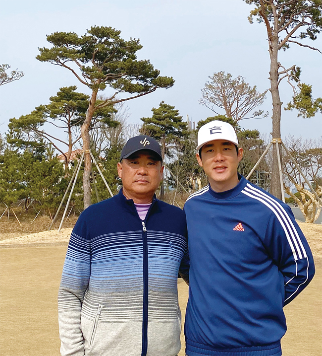 아버지 김종필(왼쪽) 코치는 1000여 명의 제자와 즐거움과 아픔을 함께했다. 아들 김규태 코치는 “아버지처럼 진심으로 선수들을 대하는 코치가 되고 싶다”고 했다. 사진 민학수 조선일보 기자