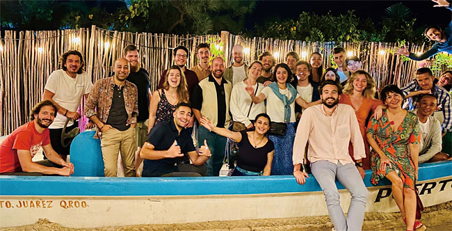 2022년 초 스타버스트 글로벌 매니저들이 멕시코에서 함께 모임을 하고 있다. 스타버스트 사진 스타버스트