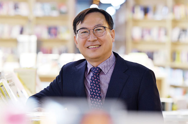 조황희 국가우주정책연구센터장 전남대 화학공업경영학과, 카이스트(KAIST) 산업공학 석·박사, 전 과학기술정책연구원(STEPI) 원장 사진 국가우주정책연구센터