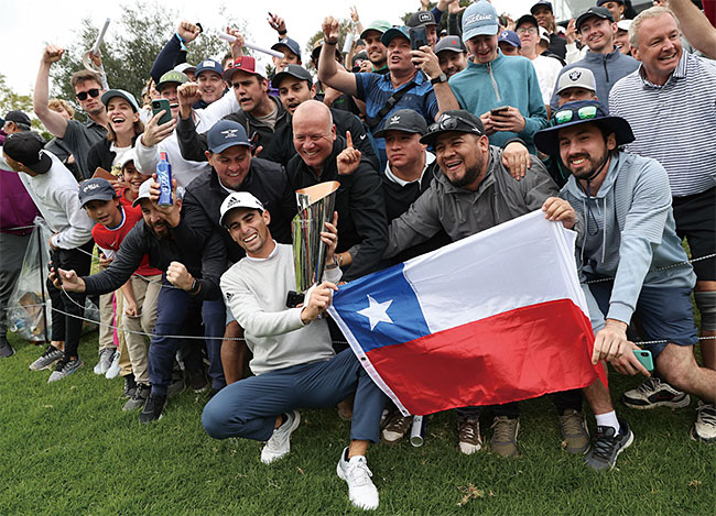 호아킨 니만이 칠레 국기를 든 팬들과 기념 촬영을 하고 있다. 사진 PGA투어