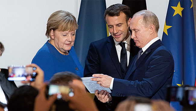 2019년 12월 프랑스 파리 엘리제궁에서 열린 정상회담에서 만난 앙겔라 메르켈(맨 왼쪽) 독일 전 총리와 블라디미르 푸틴(맨 오른쪽) 러시아 대통령. 사진 블룸버그