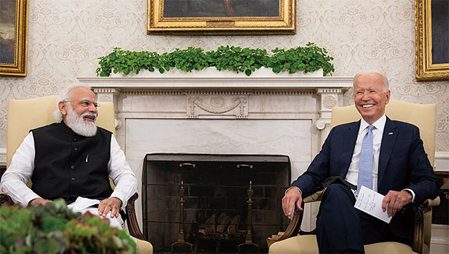 2021년 9월 조 바이든(오른쪽) 미국 대통령이 백악관을 방문한 나렌드라 모디 인도 총리와 대화를 나누고 있다. 사진 블룸버그