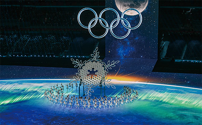 2022년 베이징 동계올림픽 개막식 공연. 하지만 대회 공식 스폰서들이 광고를 꺼려했을 정도로 중국은 대회를 체제 선전의 장으로 이용했다. 사진 셔터스톡