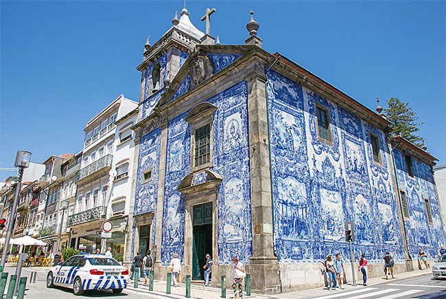 포르투의 알마스 성당. 외벽이 화려한 아줄레주로 장식돼 있다. 사진 셔터스톡