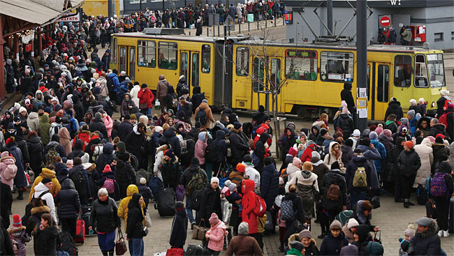 국외 탈출을 위해 기차역으로몰린 우크라이나 피란민 행렬. 사진 로이터연합