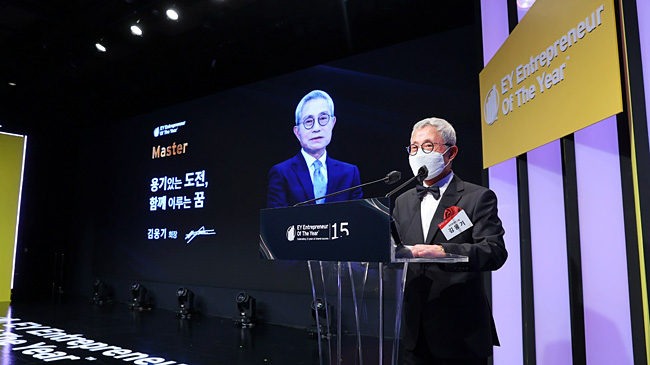EY 세계 최우수 기업가상을 수상한 김웅기 글로벌세아 그룹 회장 사진 글로벌세아그룹