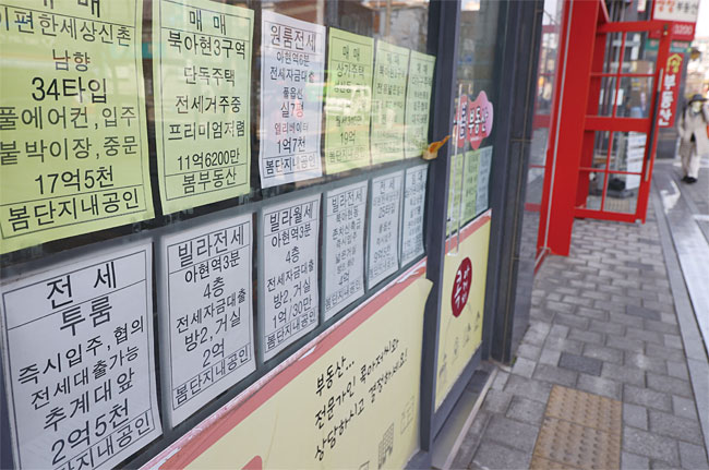코로나19와 전쟁 등으로 인한‘인플레이션 시대’에 접어들면서부동산이 위험을 피하기 위한안전자산으로 주목받고 있다. 사진 연합뉴스