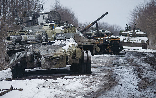 러시아의 우크라이나 침공 12일째인3월 7일(현지시각) 우크라이나 북동부 수미 지역에 파괴된 러시아군 탱크들이 방치돼 있다. 사진 로이터연합