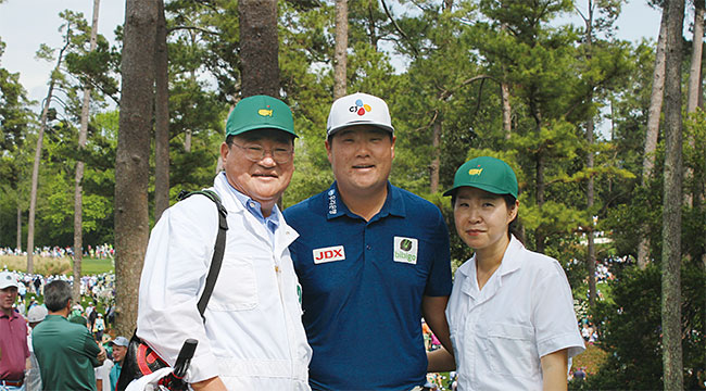 미국프로골프(PGA)투어에서 두각을 드러내고 있는 임성재(가운데) 선수와 임 선수를 키운 ‘골프 대디’ 임지택(왼쪽)씨, 임 선수의 어머니 김미(오른쪽)씨. 사진 심원섭 제이알 사우스베이 골프 대표