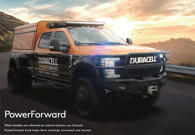 듀라셀은 미국 전역의 허리케인, 홍수 등 자연재해로 피해 본 사람들에게 배터리를 무료로 나눠주는 ‘듀라셀 파워포워드’ 사업을 하고 있다. 사진 듀라셀